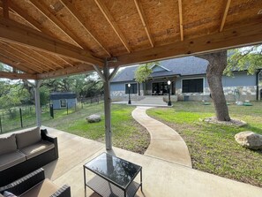 Terrace/patio - Spacious 4-bedroom house in Canyon Lake with WiFi, fitness area, large backyard (Canyon Lake)