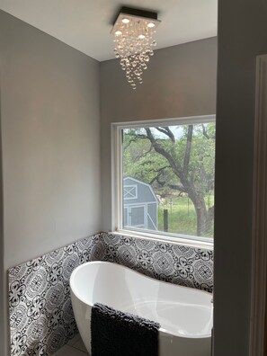 シャワー、ヘアドライヤー、タオル、石鹸