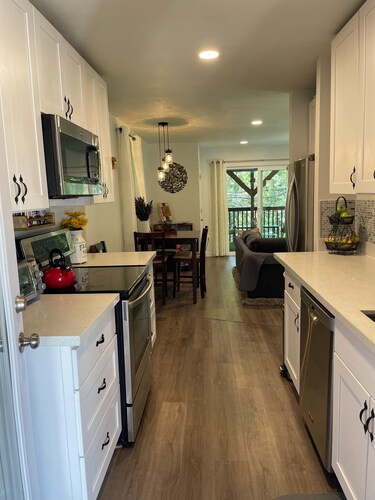 Exceptional Apartment! King Bed, w/Mountain & water views ~ sleeps up to 4.