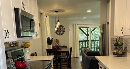 Exceptional Apartment! King Bed, w/Mountain & water views ~ sleeps up to 4.