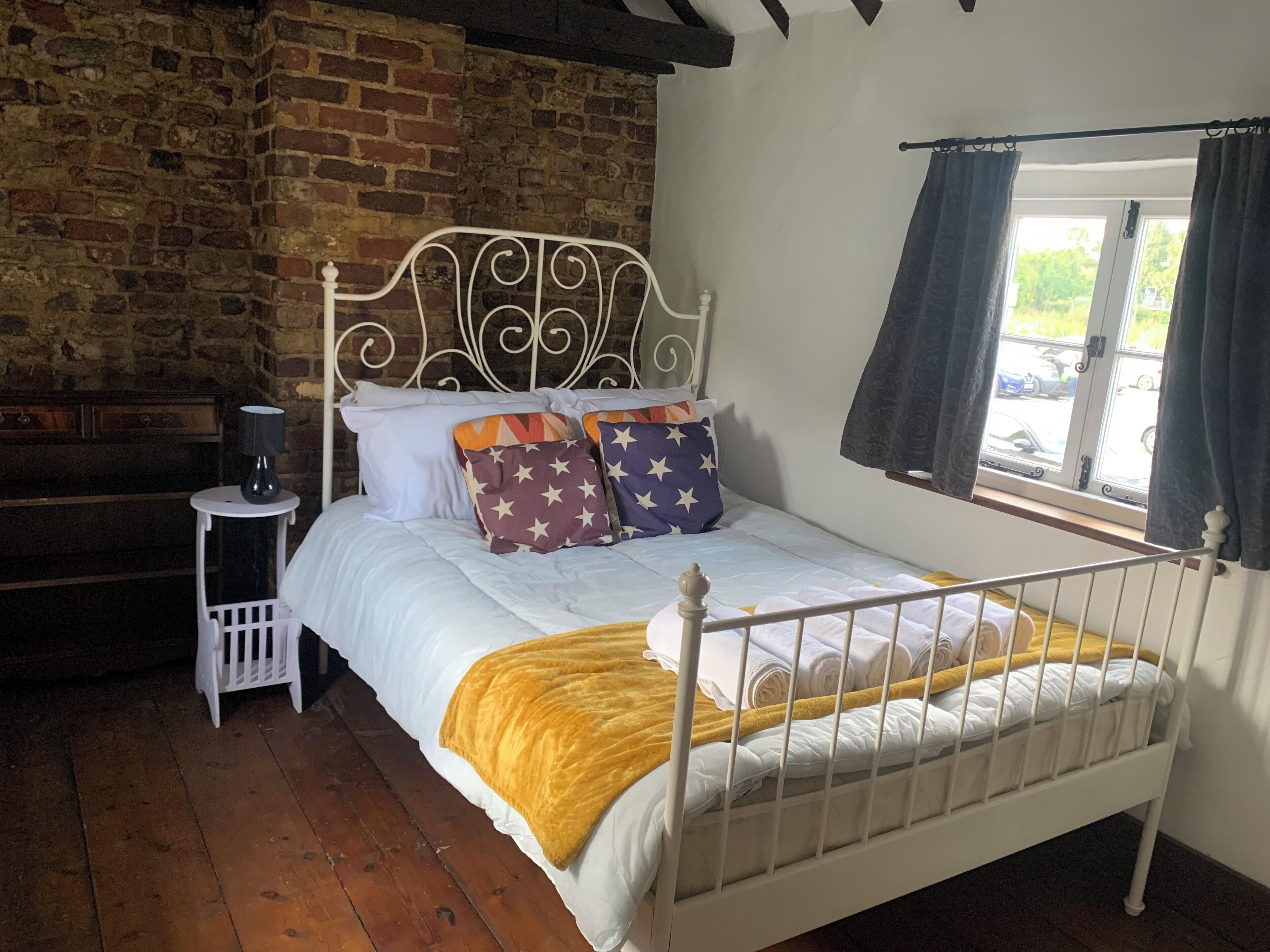 2 室のベッドルーム、WiFi (無料)、ベッドシーツ