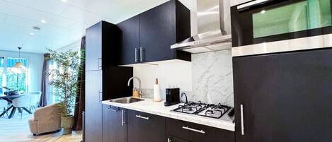 冷蔵庫、電子レンジ、オーブン、コンロ