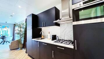 Frigorífico, microondas, horno y placa de cocina