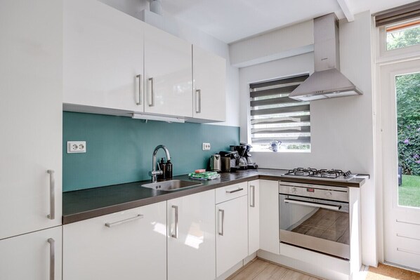 Fridge, oven, stovetop, dishwasher