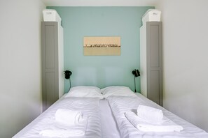 1 bedroom, desk, WiFi