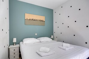 2 bedrooms, desk, travel cot, WiFi