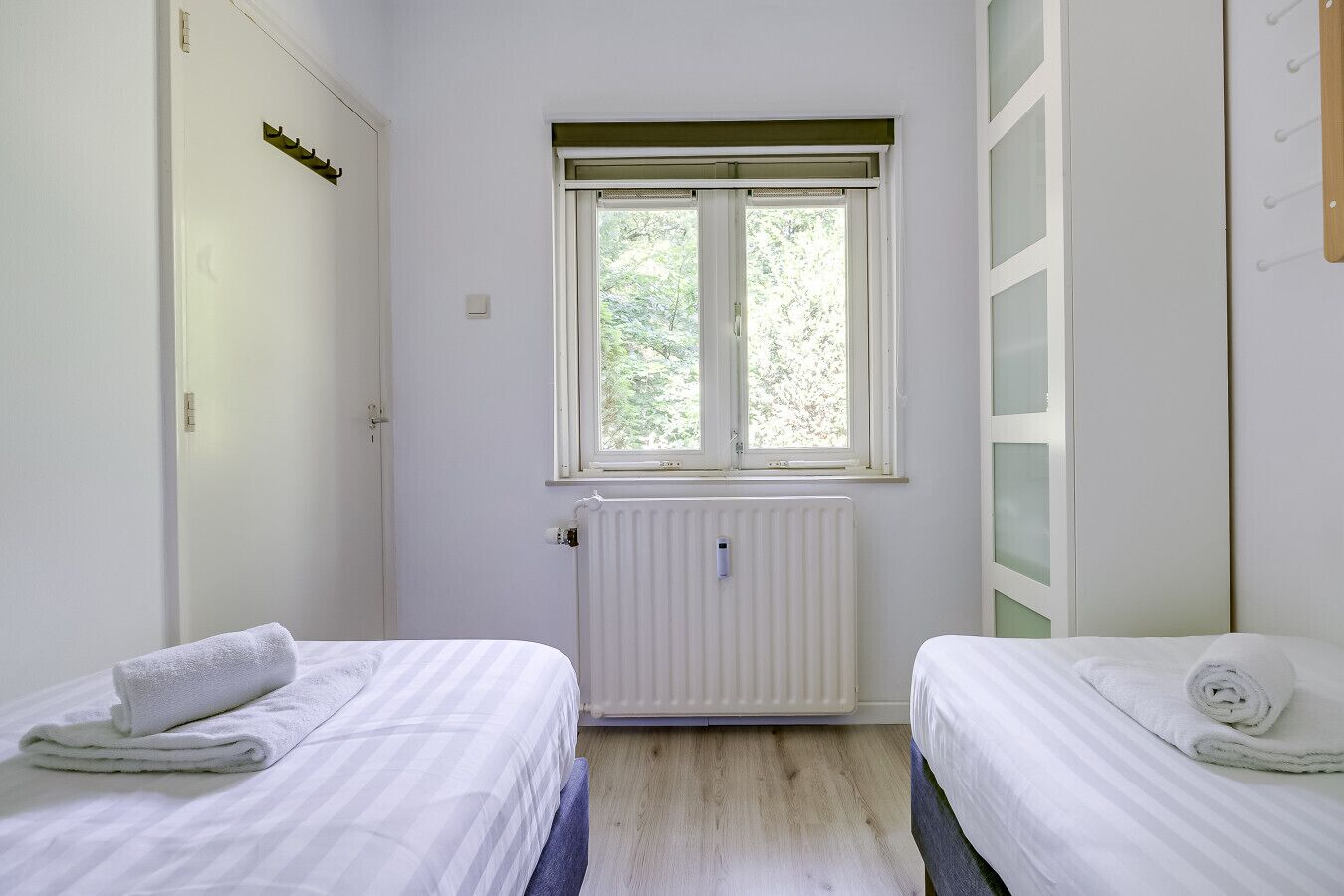 2 slaapkamers, een bureau, reisbedje, wifi