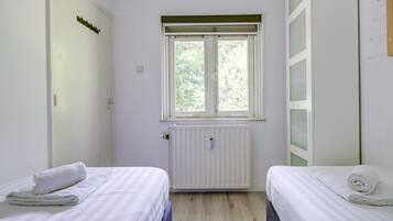 2 slaapkamers, een bureau, reisbedje, wifi
