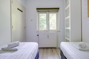 2 室のベッドルーム、デスク、旅行用ベビーベッド、WiFi