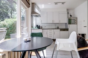 Frigorífico, microondas, horno y placa de cocina