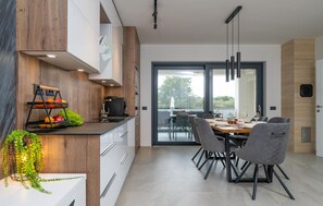 Dining - Stunning home in Stinjan with WiFi (Stinjan)