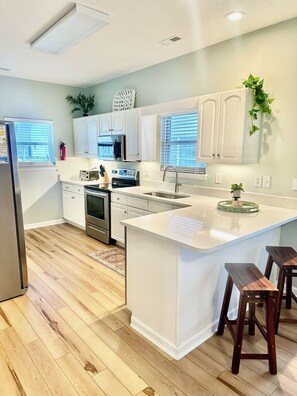 Fridge, microwave, oven, stovetop - Amazing Ocean Views PRIVATE PUTT PUTT ON PROPERTY! E9 Ocean Lakes (Myrtle Beach)