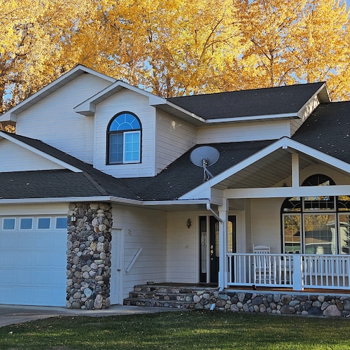 Spacious 4-bedroom house in charming Absarokee with WiFi, AC, walk downtown