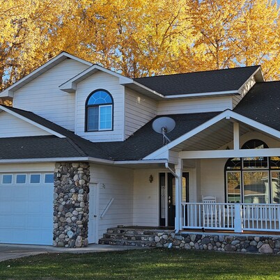 Spacious 4-bedroom house in charming Absarokee with WiFi, AC, walk downtown