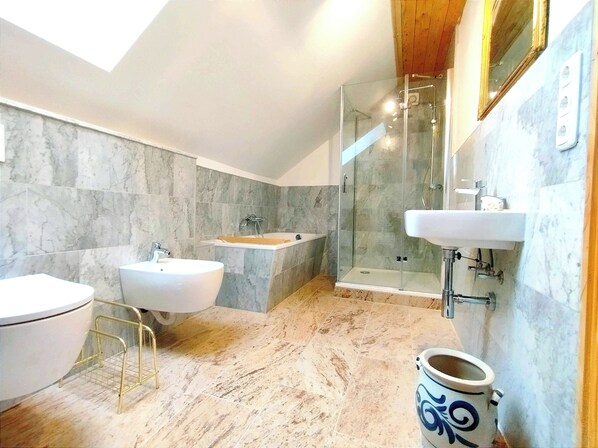 Hårføner, bidé, håndklær og såpe