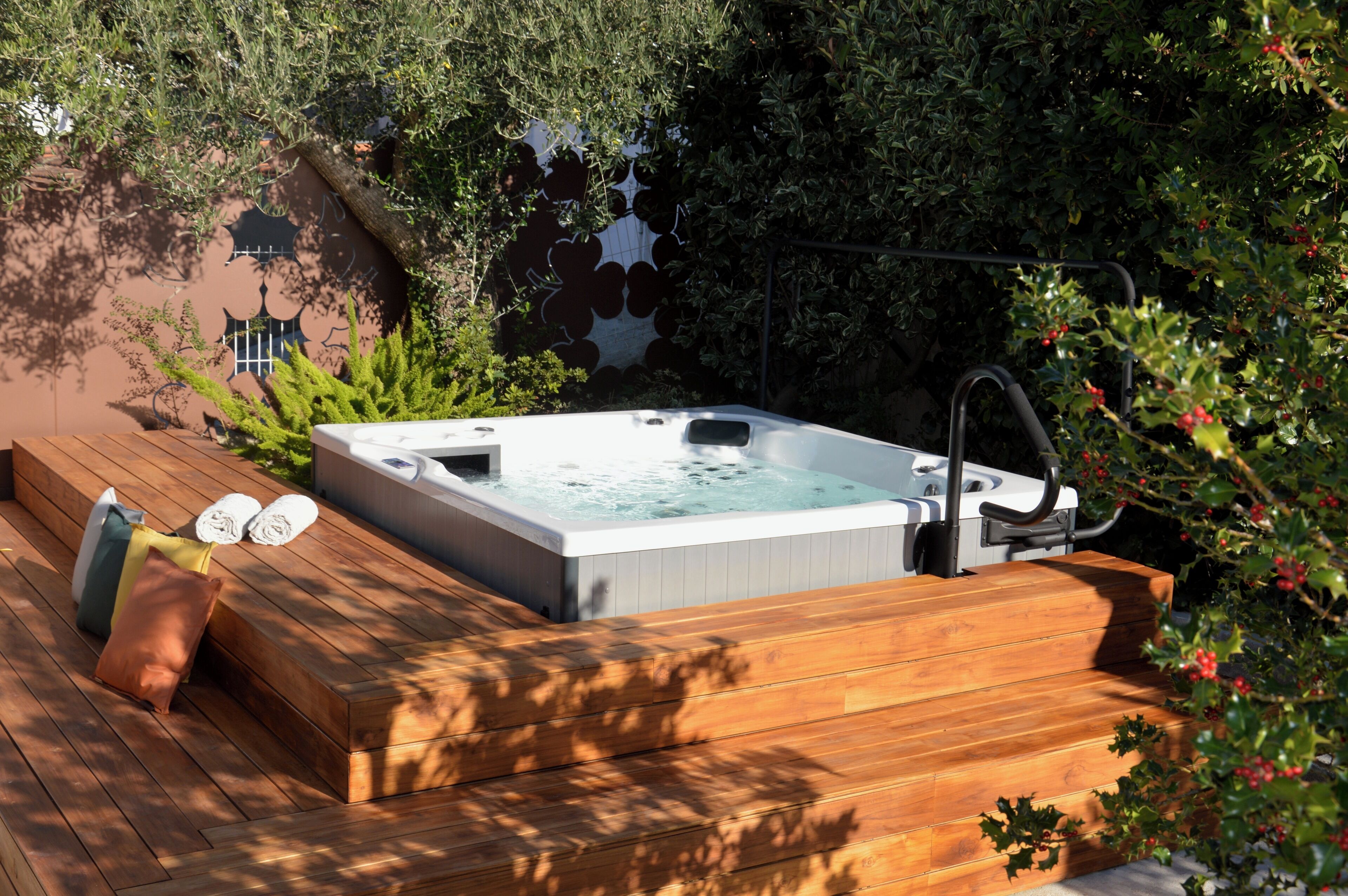 Outdoor spa tub