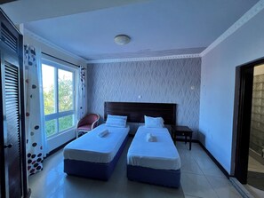 2 habitaciones, tabla de planchar con plancha, wifi y ropa de cama 