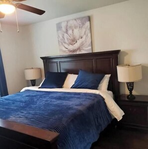 2 chambres, bureau, fer et planche à repasser, lit de bébé portatif