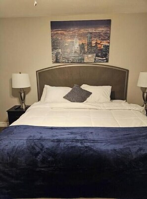 3 Schlafzimmer, Schreibtisch, Bügeleisen/Bügelbrett, Reisekinderbett