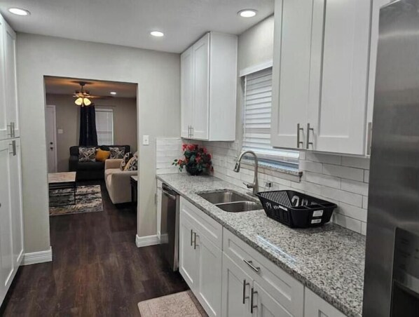 Interior - SUPERHOST/Luxury Comfort Cove/Crib/High Chair! AT&T/6Flags/3.8miles
(Grand Prairie)