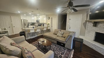 Una Smart TV, una chimenea