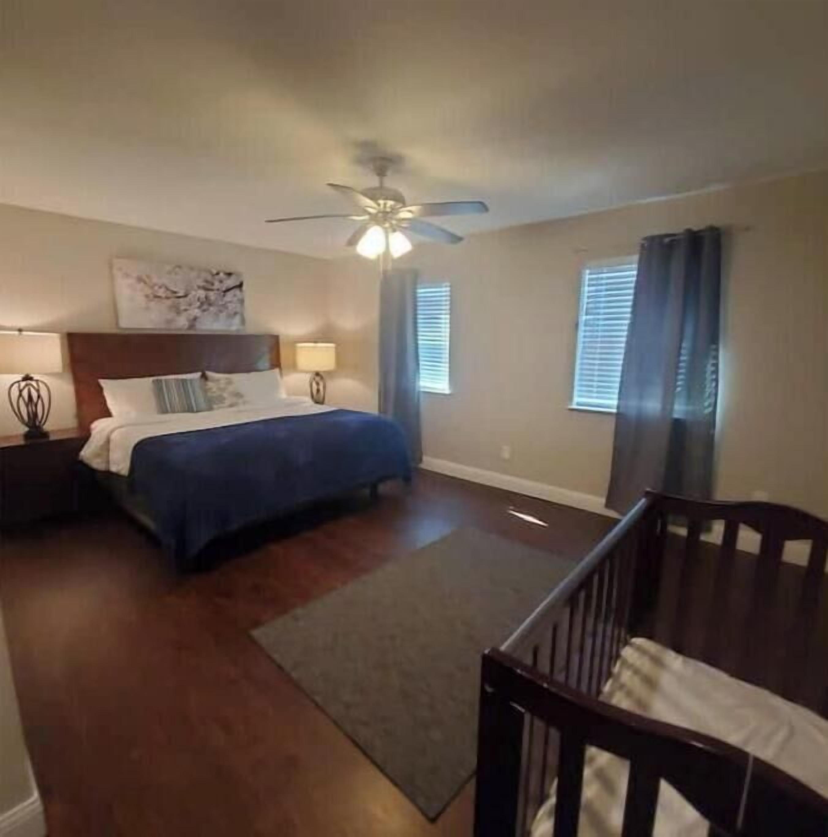 4 bedrooms, desk, iron/ironing board, travel crib