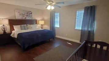 4 habitaciones, escritorio y tabla de planchar con plancha