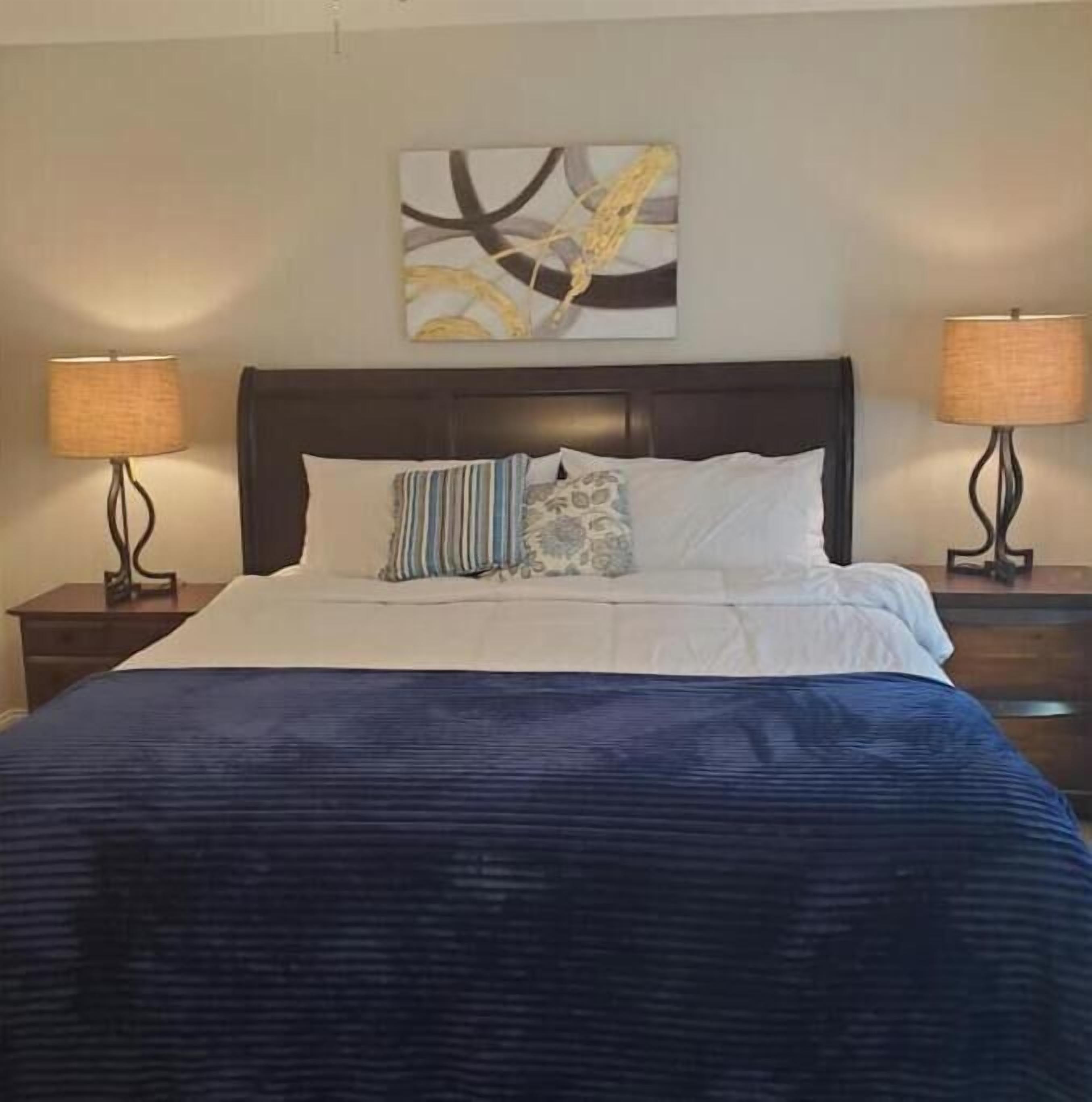 4 habitaciones, escritorio y tabla de planchar con plancha 