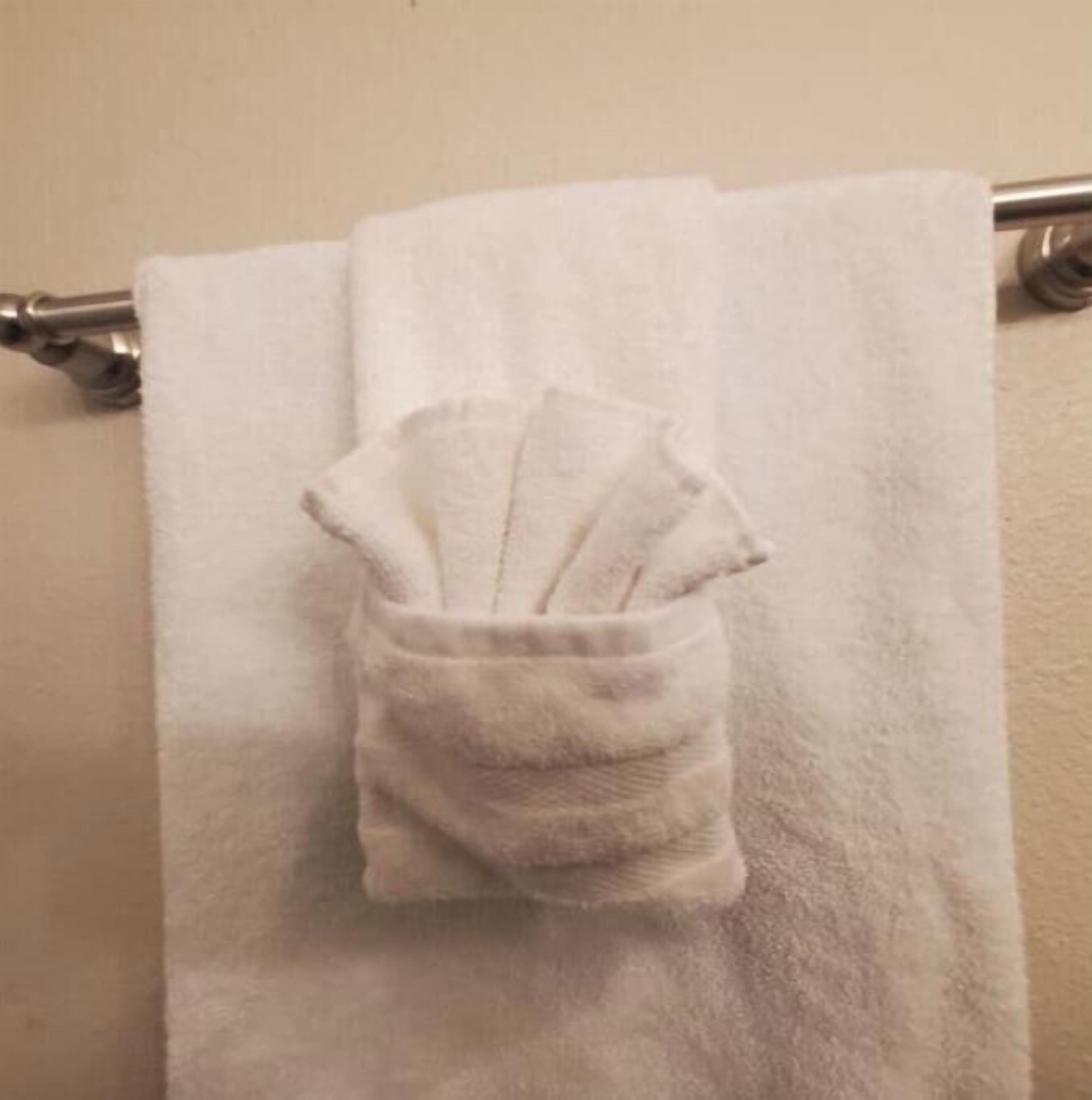 Ein weißes Handtuch mit einem Handtuchhalter.