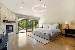 2 habitaciones, escritorio y tabla de planchar con plancha 