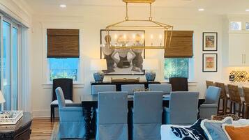 Smart TV, chimenea, tenis de mesa y libros