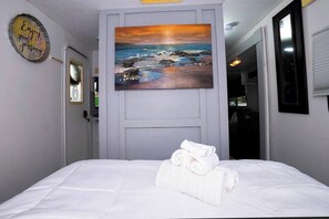 2 bedrooms, iron/ironing board, WiFi, bed sheets - Cozy 2-bedroom RV with WiFi, AC in lovely Spring Hill (Spring Hill)