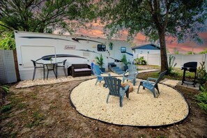 Outdoor dining - Cozy 2-bedroom RV with WiFi, AC in lovely Spring Hill (Spring Hill)
