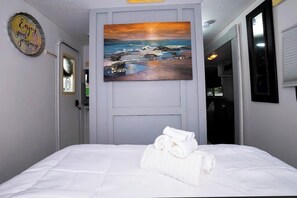 Desk, iron/ironing board, WiFi, bed sheets