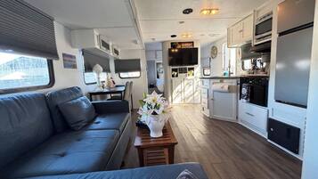 Smart-TV og stereoanlegg