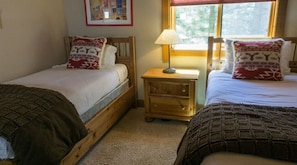 2 chambres, lit parapluie, draps fournis