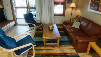 Televisión y chimenea