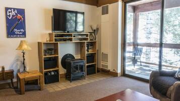 Televisie en een open haard