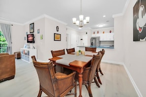 Dining - Charming 3-bedroom condo with WiFi, fitness room in Tremendous Davenport (Davenport)