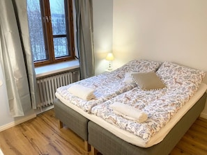 1 bedroom, iron/ironing board, travel cot, WiFi