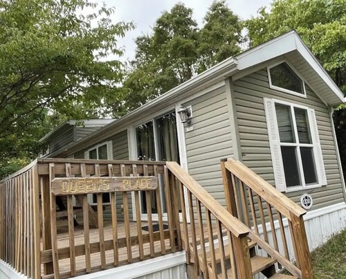 Queen's Place near Seneca Lake