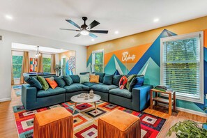 Älytelevisio, takka, pöytäjalkapallopöytä