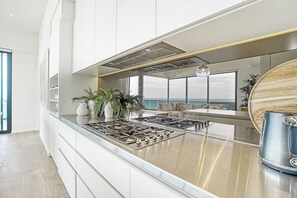 冷蔵庫、電子レンジ、オーブン、コンロ