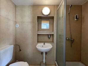 Economy-Doppelzimmer | Badezimmer