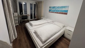A room with a bed, a desk, and a chair. - Interlaken Linda Inn Lodge (Interlaken)
