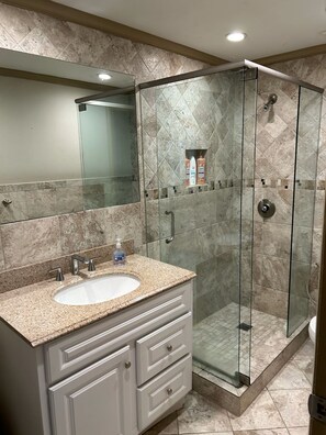 Towels, soap, toilet paper - Cozy 1-bedroom condo with WiFi, AC in terrific Atlanta (Atlanta)