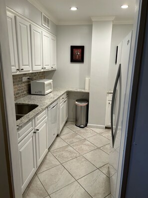 Private kitchen - Cozy 1-bedroom condo with WiFi, AC in terrific Atlanta (Atlanta)