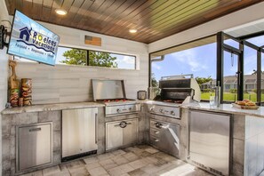 Fridge, microwave, oven, stovetop - Direct Gulf Access, Expansive Lanai, Heated Pool - The Nautical - Roelens (Cape Coral)