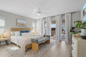 3 bedrooms, iron/ironing board, free WiFi, bed sheets - Direct Gulf Access, Expansive Lanai, Heated Pool - The Nautical - Roelens (Cape Coral)