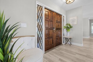 Interior - Direct Gulf Access, Expansive Lanai, Heated Pool - The Nautical - Roelens (Cape Coral)